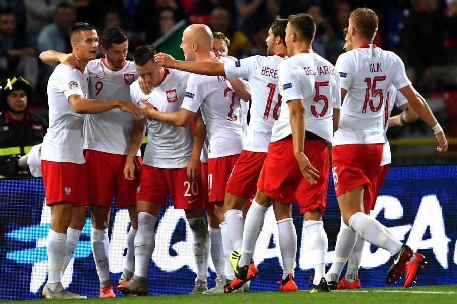 Zawodnicy reprezentacji Polski cieszą się ze zdobytej bramki przez Piotra Zielińskiego