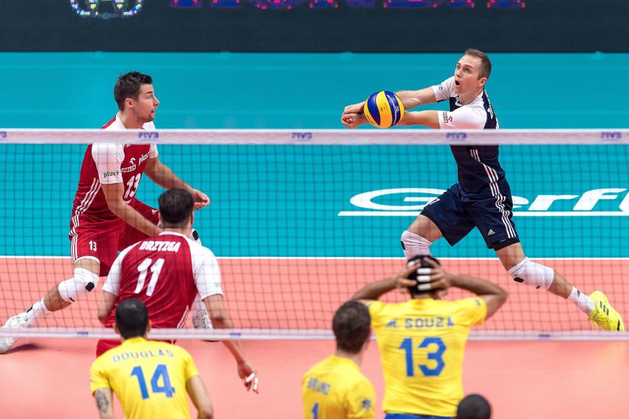 Polacy Michał Kubiak (L), Fabian Drzyzga (2L) i Paweł Zatorski (P) oraz Douglas Souza (3L), Bruno Rezende (3P) i Mauricio Souza (2P) z Brazylii