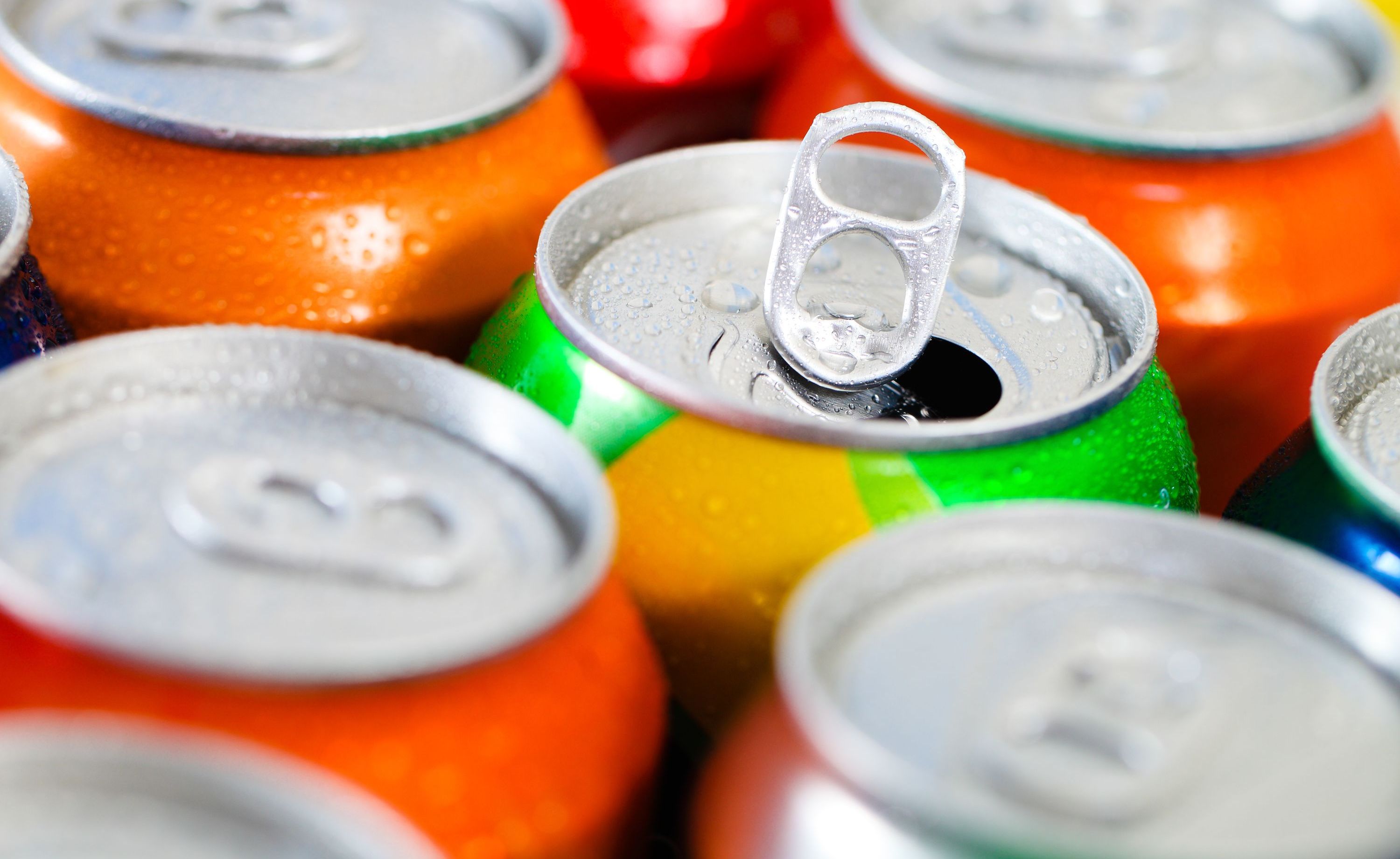 słodkie napoje gazowane w puszkach cukrzyca typu 2 sztuczne słodziki napoje dietetyczne cukier zdrowie metaboliczne słodzone napoje badania naukowe słodzik zdrowa dieta zagrożenia dla zdrowia otyłość i cukrzyca