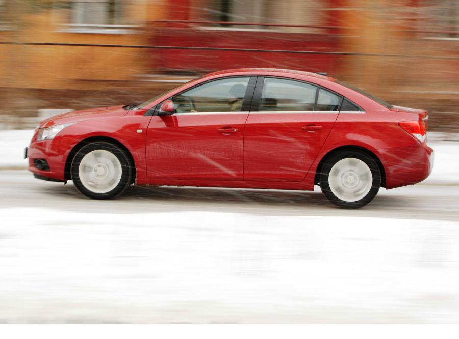 Stylistyka to zdecydowanie najmocniejszy atut kompaktowego modelu cruze. W końcu auto z logo Chevroleta wygląda jak na Amerykanina przystało.