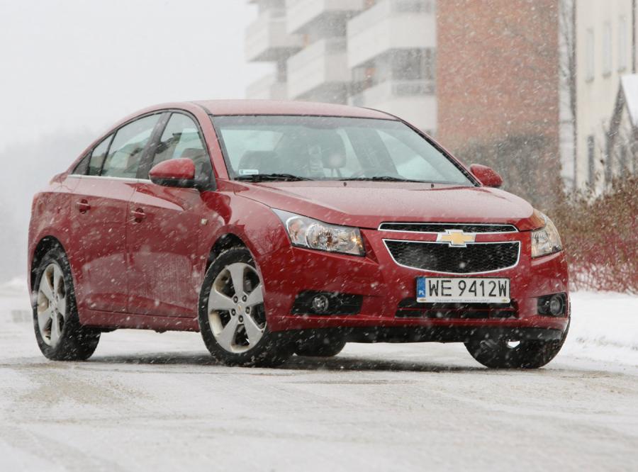 Skonstruowany od podstaw cruze poza wyglądem , od wcześniejszych europejskich modeli Chevroleta, wyróżnia się też lepszym prowadzeniem. Krótko mówiąc ten element jest bardziej europejski niż wskazywałby na to wygląd auta.