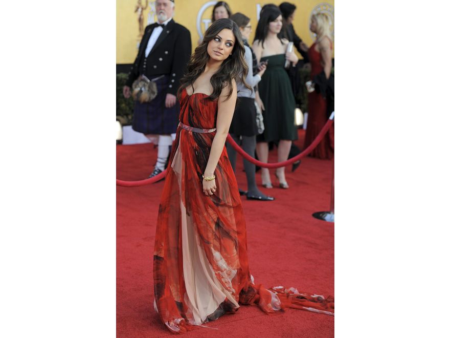 To musiał być hit: piękna, czarnowłosa Mila Kunis w czarno-czerwonej kreacji z kolekcji Alexander McQueen Resort i biżuterii od Cartera, na czerwonym dywanie, oczywiście.