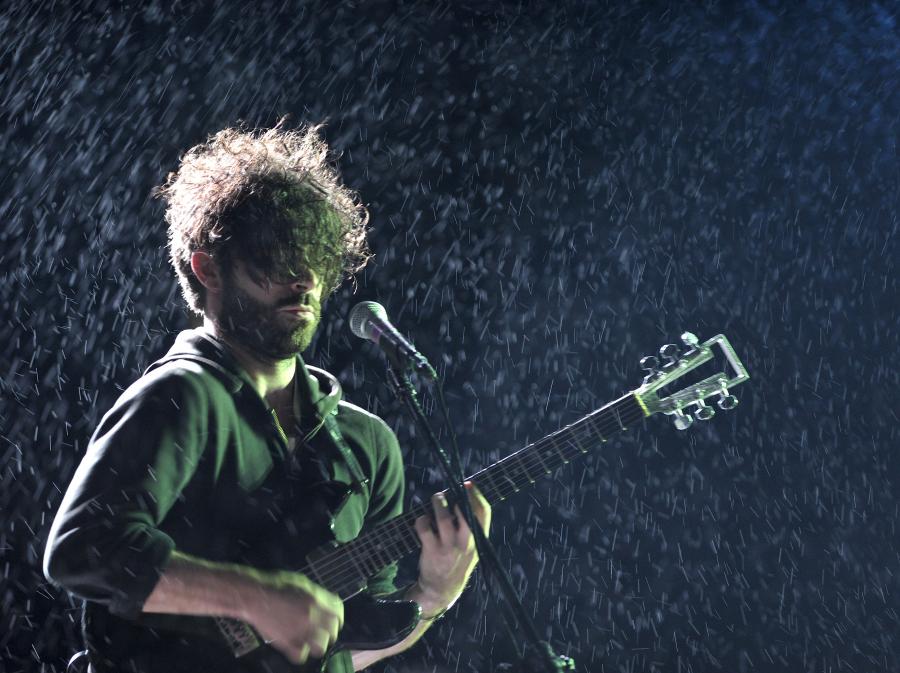 Yannis Philippakis, wokalista brytyjskiego zespołu Foals