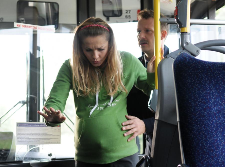 Ostatni odcinek "Prosto w serce": Konstancja jedzie na poród autobusem