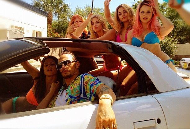 James Franco i jego dziewczyny w bikini