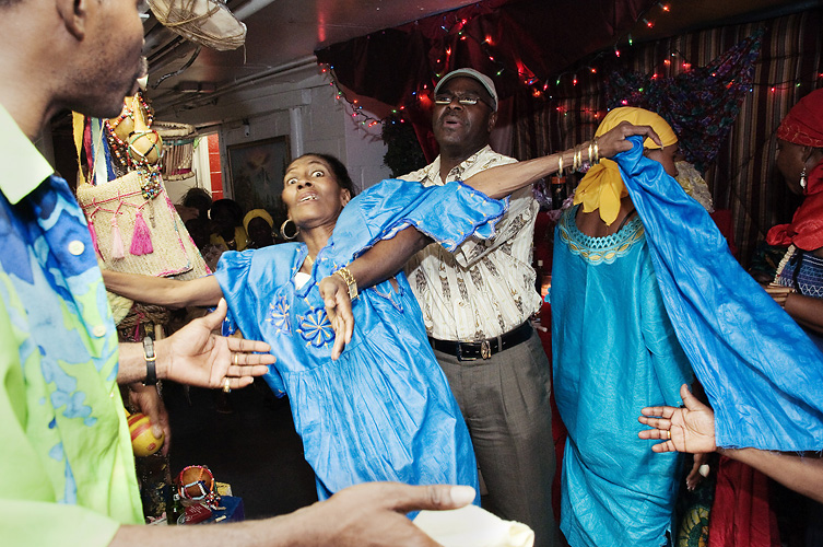 Shannon Taggart, Vodou Ceremonies in Mambo Rose Marie Pierre's Basement Temple, Brooklyn, New York, 2009–2012 Dzięki uprzejmości artystki / courtesy of the artist
