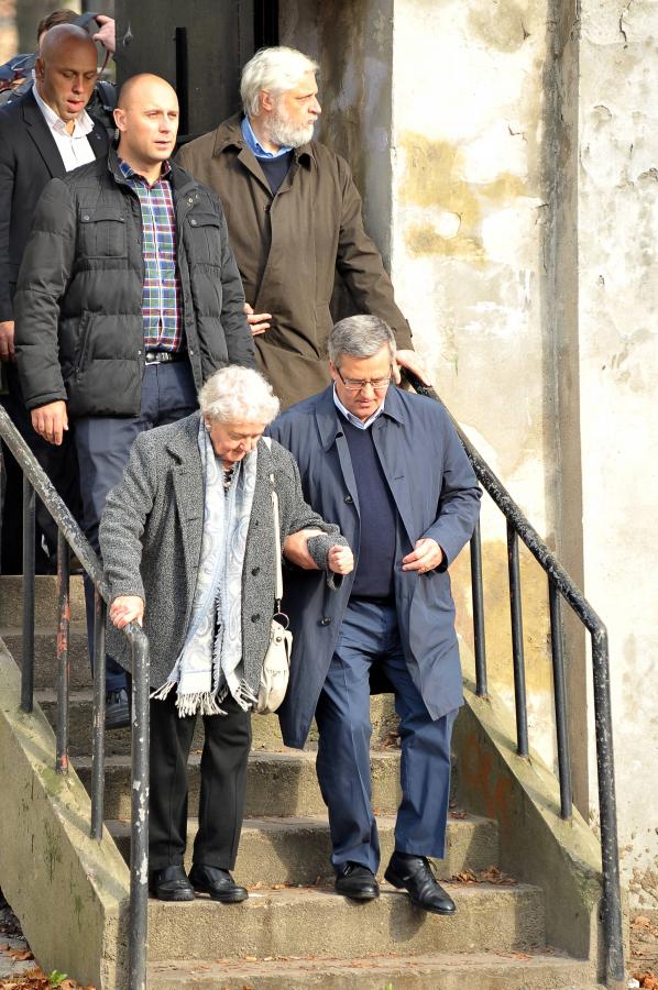 Bronisław Komorowski z mamą na Powązkach