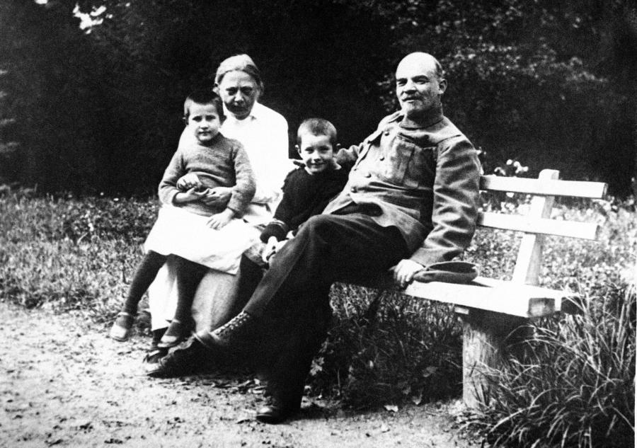 Nowela Konopnickiej Z Rodziną Mostowiaków Zdjęcia: Syfilis, trucizna czy wylew? Co zabiło Włodzimierza Lenina