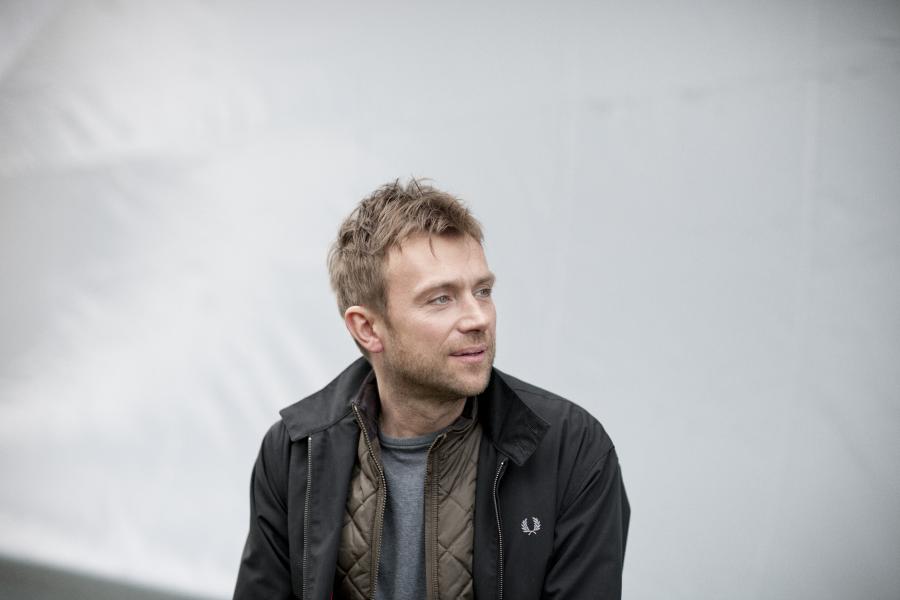 Damon Albarn na zdjeciach z sesji do albumu "Everyday Robots"