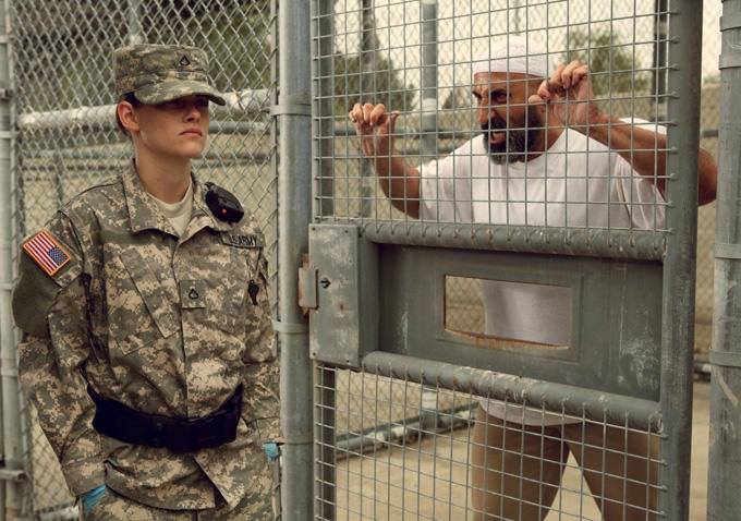 Kristen Stewart i Marco Khan w "Camp X-Ray"