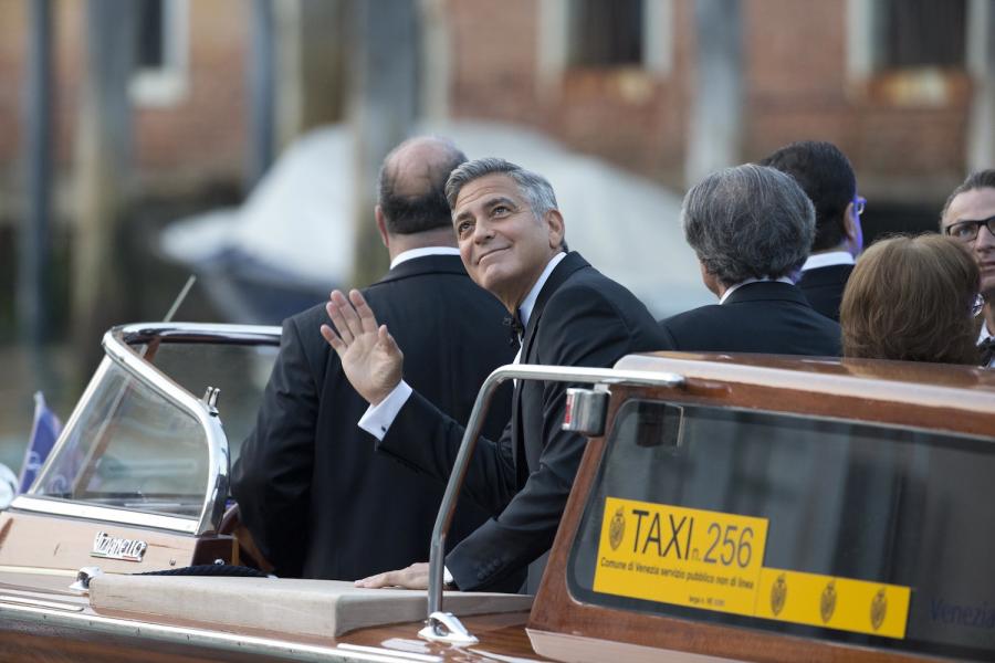 Clooney z uśmiechem na twarzy przybył Wielkim Kanałem do pięknego hotelu "Aman Canal Grande"