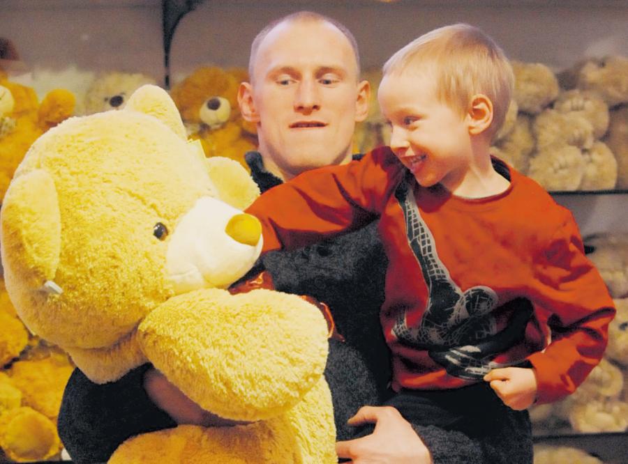Żonie kupił torebkę, a synkowi ogromnego miśka