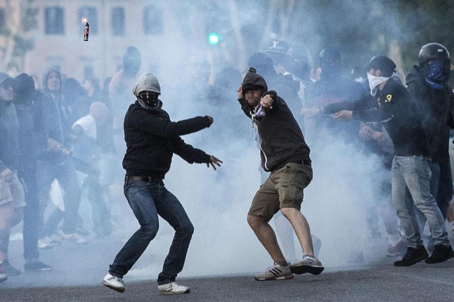 Bitwa kibiców przed mecze Lazio - Roma