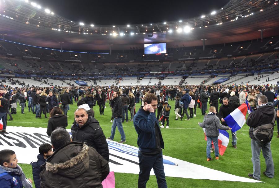Zamachy terrorystyczne w Paryżu. Kibice bali się opuszczać Stade de France