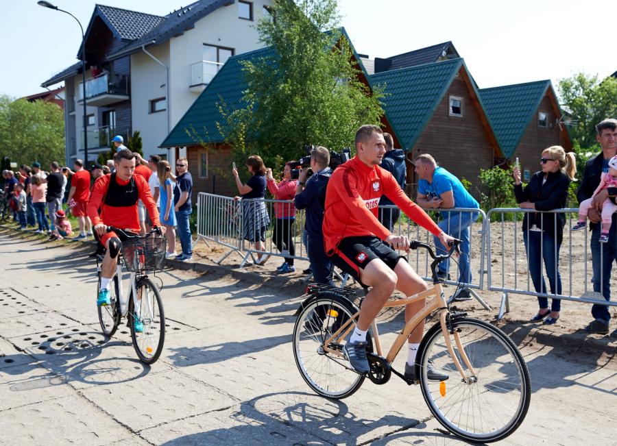 Euro 2016: Żony polskich piłkarzy nie spuszczają wzroku ze swoich mężów nawet podczas treningów