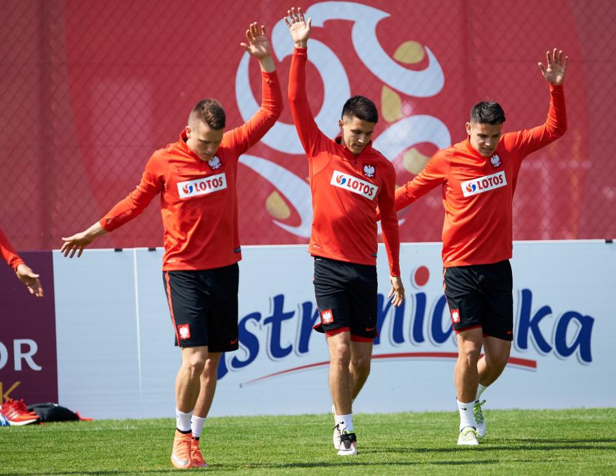 Euro 2016: Żony polskich piłkarzy nie spuszczają wzroku ze swoich mężów nawet podczas treningów
