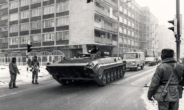 Zdjęcia: Agonia komunizmu na ARCHIWALNYCH ZDJĘCIACH. Stłamszona szara