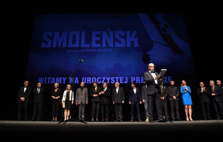 Dziennikarz Jan Pospieszalski podczas uroczystej premiery filmu "Smoleńsk"