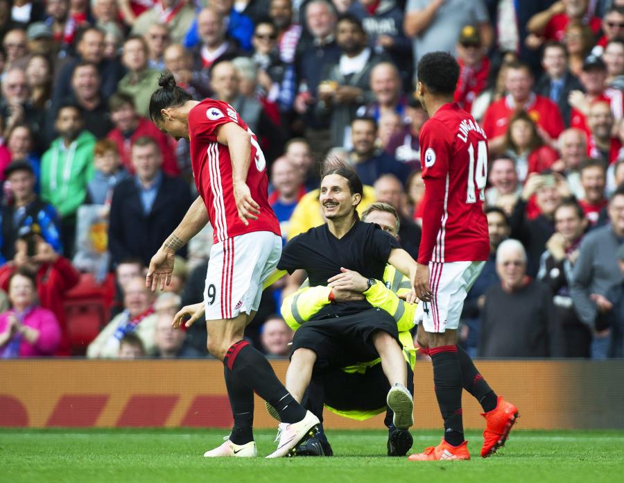Ibrahimovic "zaatakowany" podczas meczu przez swojego... sobowtóra