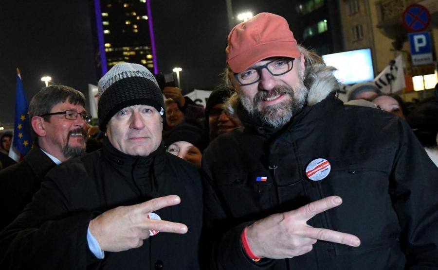 Władysław Frasyniuk i Mateusz Kijowski na marszu Komitetu Obrony Demokracji "Stop Dewastacji Polski!"