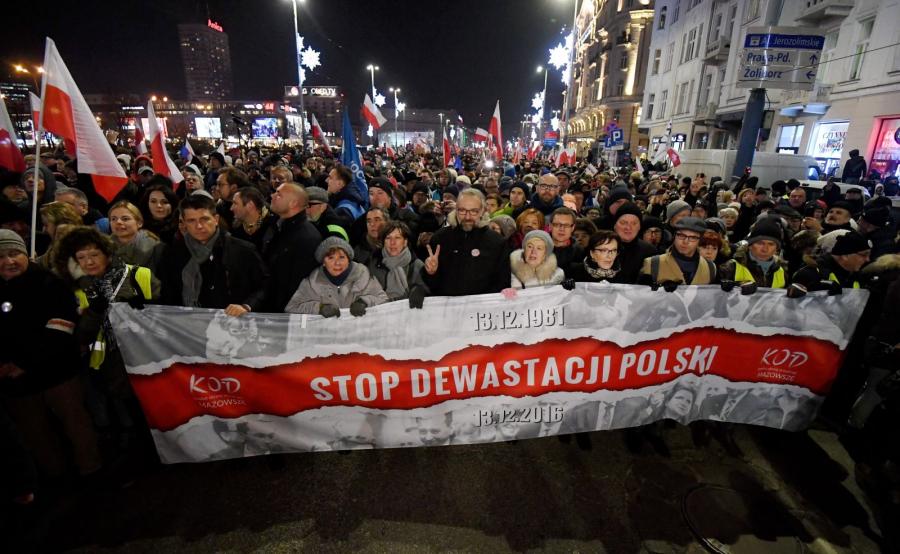 Marsz Komitetu Obrony Demokracji "Stop Dewastacji Polski!"