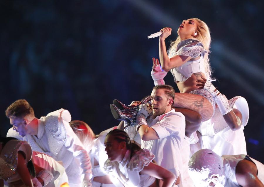 Lady Gaga podczas występu na Superbowl